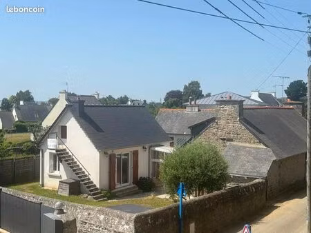 propriété de deux maisons reliées par une véranda