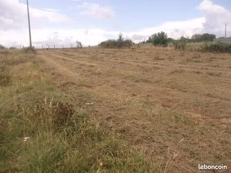 terrain de loisirs de 850 m2 . plat et chemin d acces