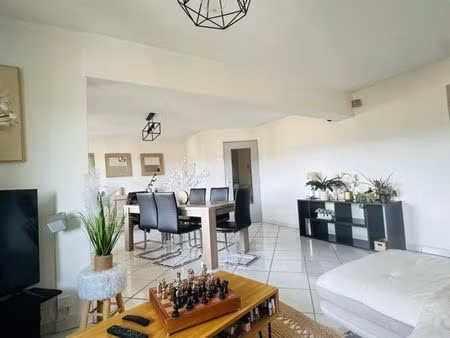 bel appartement lumineux avec balcon