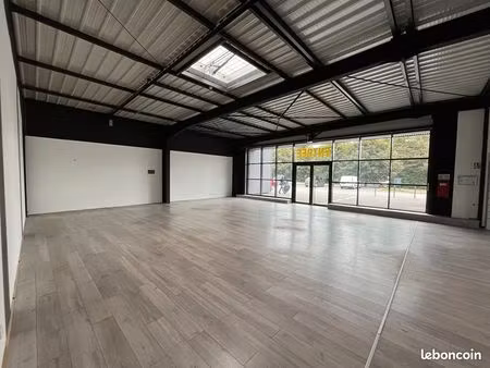 local commercial 550 m² saint vit
