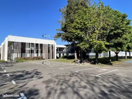 local bureaux 2 250 m²