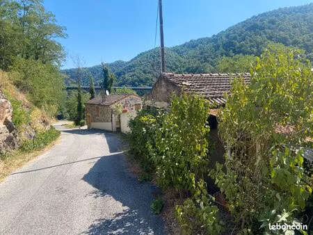 maisonnette à refaire entièrement viabiliser sur un terrain de 100 m mètres carrés