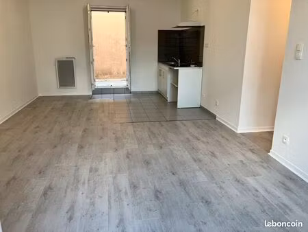 a loué t2 état neuf avec terrasse