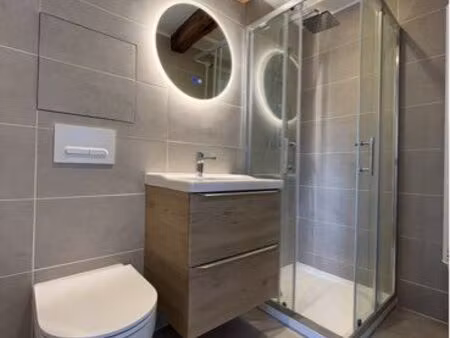studio meublé rénové – vue cathédrale ?