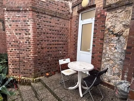 studio à louer avec petit espace extérieur