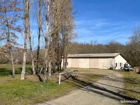 hangar 300 m2 avec petit logement près de landerneau