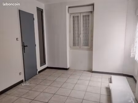 à vendre – appartement t2 de 33 89 m² entièrement rénové avec cave et grenier – la grand-c