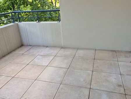 t2 a vendre nimes