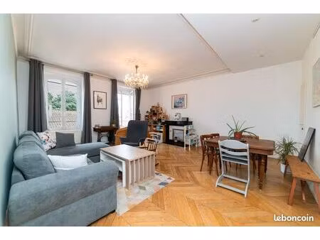 grand t4/t5 de 114 m² — balcon vue mont blanc  à 4 min de la gare