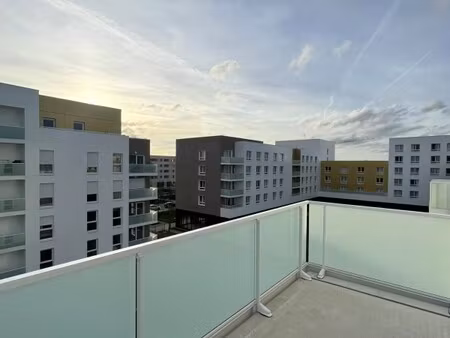 t2 avec balcon et parking à amiens