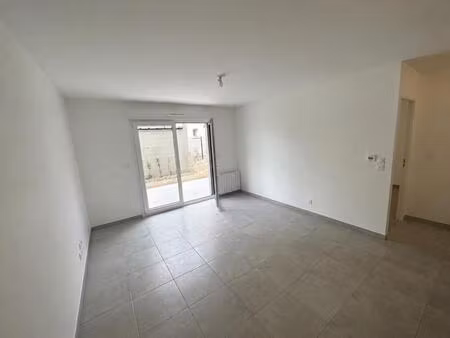 t2 avec jardin  terrasse et parking à bron