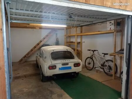 petit box dans un hangar