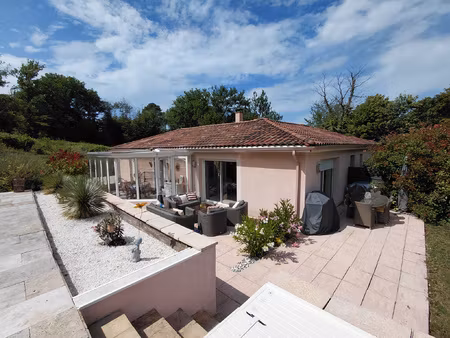 maison récente de plain-pied avec piscine et garage double