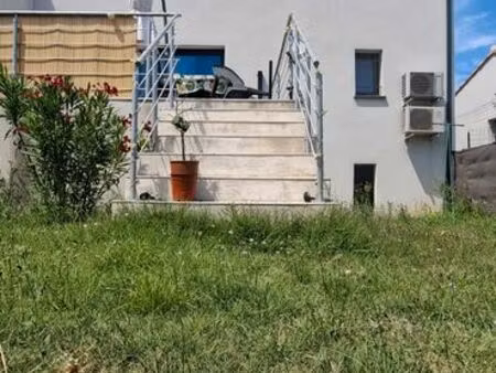 maison familiale récente avec extérieur