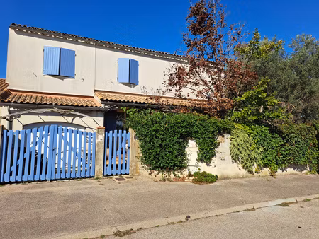 exclusivité  arles villa quatre chambres et jardin