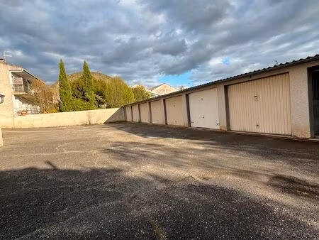 opportunité de location : garage spacieux pour véhicule ou stockage