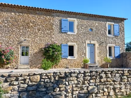 mas en pierre avec gîte
