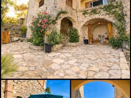 maison de caractère en pierre avec garage et nombreuses terrasses