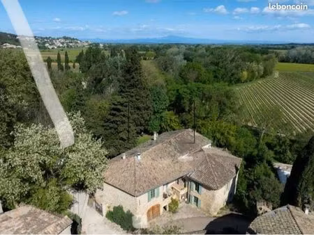 grande maison avec rivière