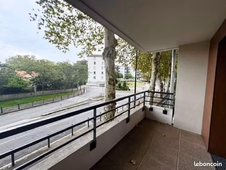 t2 - 42m - st cyprien- parking