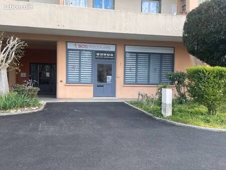 local professionnel renove (2 bureaux) de 66 m2 (av des minimes )