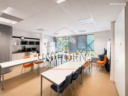 bureaux 906 m²