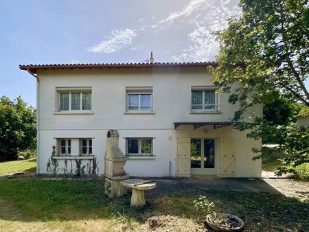 maison des années 1970 avec beau potentiel et dépendance à monflanquin