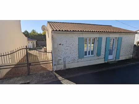 maison en pierre – 70 m² habitables – garage de 36 m² – terrain clos sans vis-à-vis à 9 mi