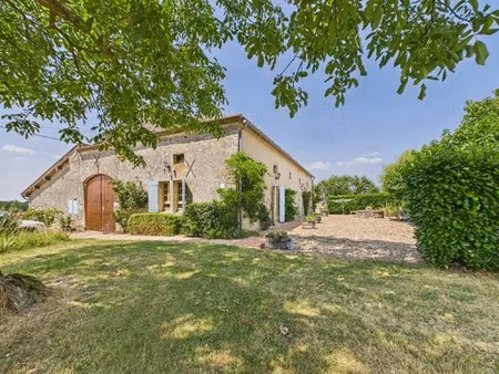 immense maison de 4 chambres avec grande piscine et sans voisins proches