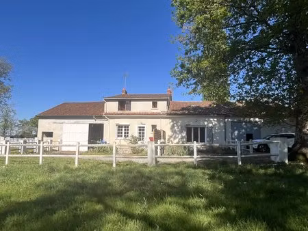 superbe maison de campagne avec plus de 8 hectares et des boxes à chevaux