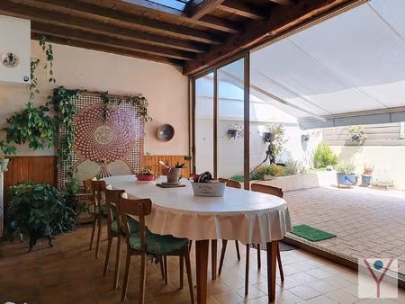 grande maison de vilage avec extérieur