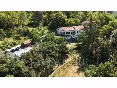 propriété de caractere de pres de 900m² sur 5 hectares avec riviere dans un environnement.