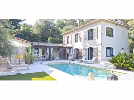 mougins - villa de charme rénovée avec 3 dépendances et fort potentiel