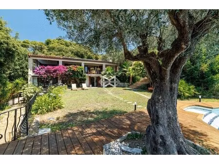 exclusivité – cannes californie – élégante villa provençale au calme absolu.