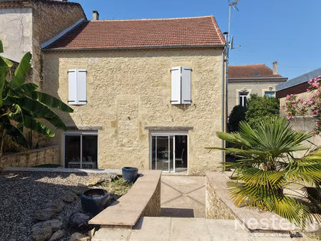 a vendre maison de ville en pierre rénovée avec cour intérieure et piscine au centre-ville