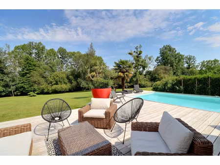 maison de plain pied avec piscine dans un ecrin de verdure