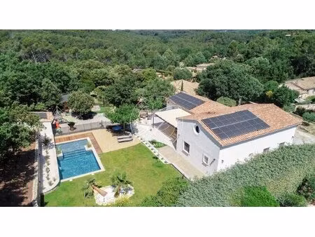 a vendre flayosc - villa de 225 m2 avec piscine à pieds au village