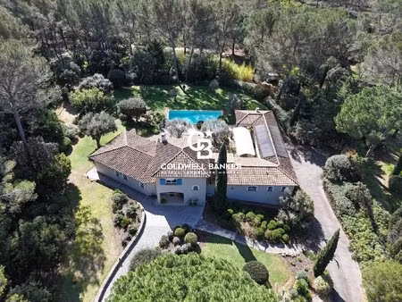 elégante villa de prestige dans un domaine privé.