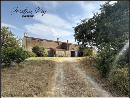 getigne village proche de clisson beau corps de ferme en pierres sur une parcelle d'envion