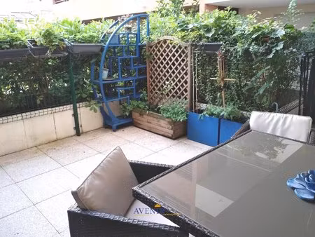 t2 avec terrasse et parking