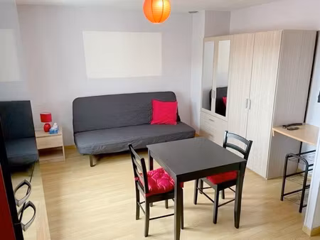 centre ville lisieux a louer studio meuble avec un emplacem
