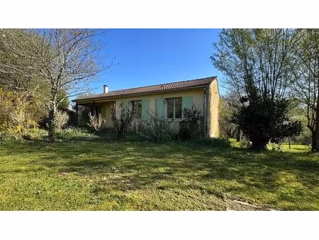 a vendre agréable maison de plain-pied avec sous-sol semi-enterré dans un environnement...