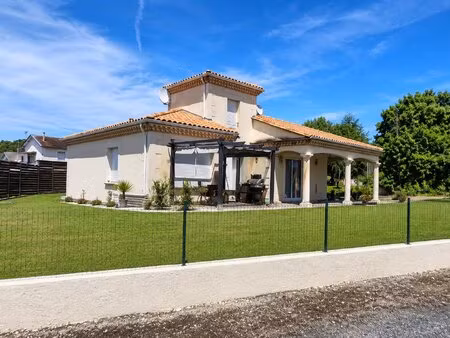 maison familiale 130 m² de plain-pied avec tour ? 4 chambres ? garage  carport camping-car