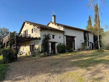 belle maison en pierre avec piscine. maison avec grand jardin  gite et piscine