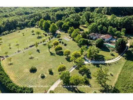 calme absolu et vue dégagée pour cet ensemble immobilier de 3 maisons avec 3 piscines sur.