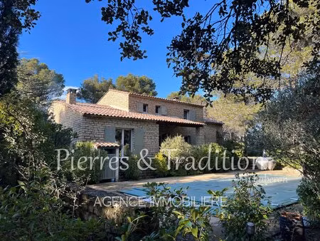 région de gordes  propriété en pierre tout confort avec terrain arboré et piscine