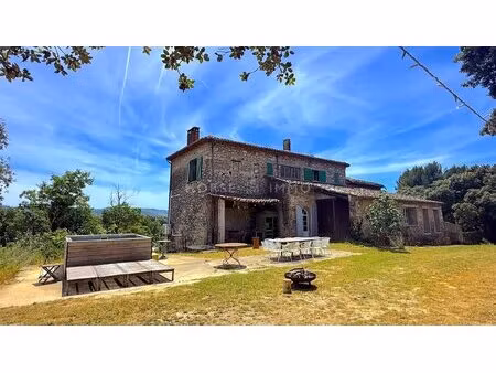 magnifique bastide au pied du luberon sur 8 5 hectares