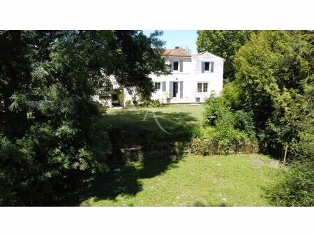 vente maison 8 pièces  176.00m²  saintes