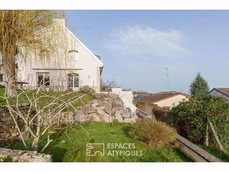 maison sur les hauteurs et sa terrasse avec vue contemplative