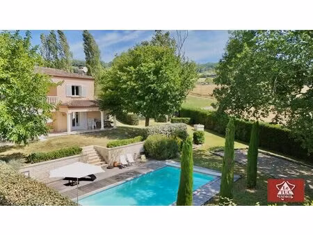 maison contemporaine avec piscine et jardin